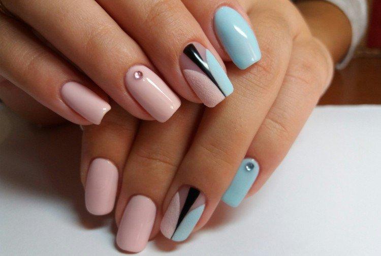 Manucure rose aux couleurs vives