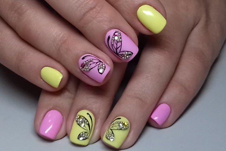 Manucure rose aux couleurs vives