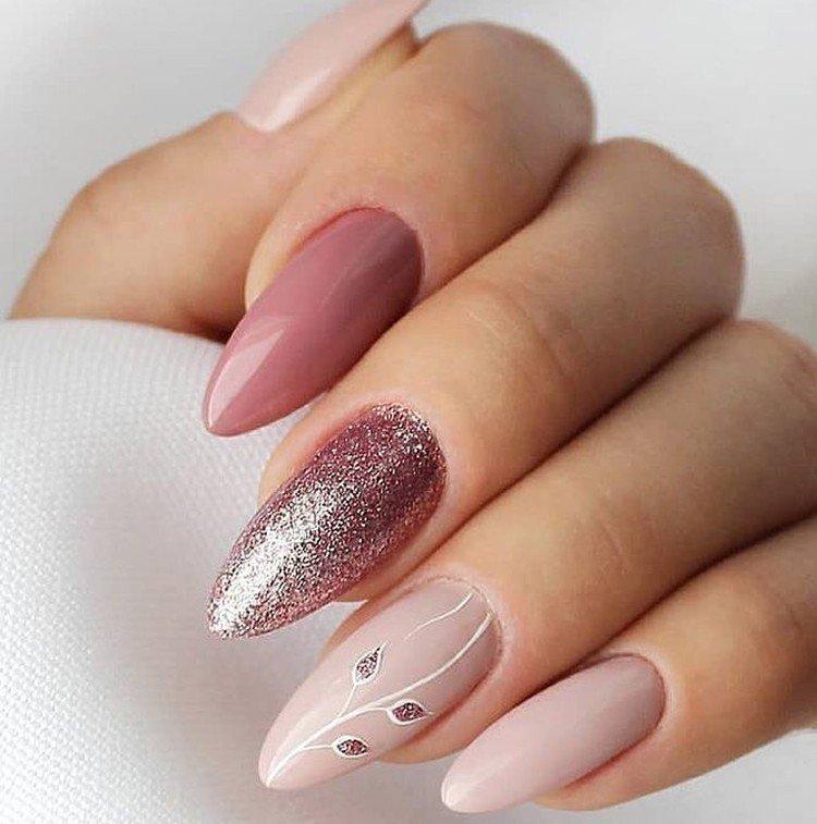 Manucure pailletée rose