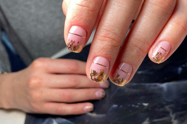 Manucure rose avec des flocons et du papier d'aluminium