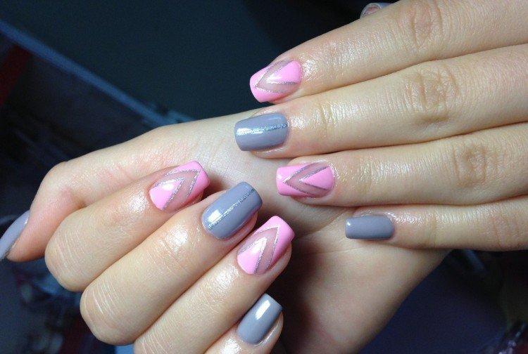 Manucure rose avec du gris