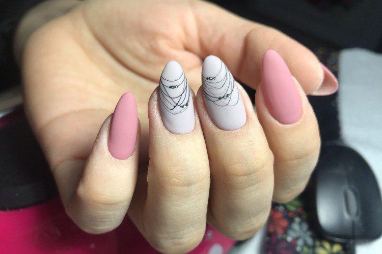 Manucure rose avec éclaboussures et toiles d'araignées