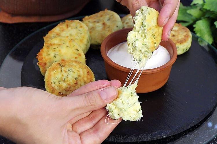 Gâteaux au fromage avec du fromage et des herbes