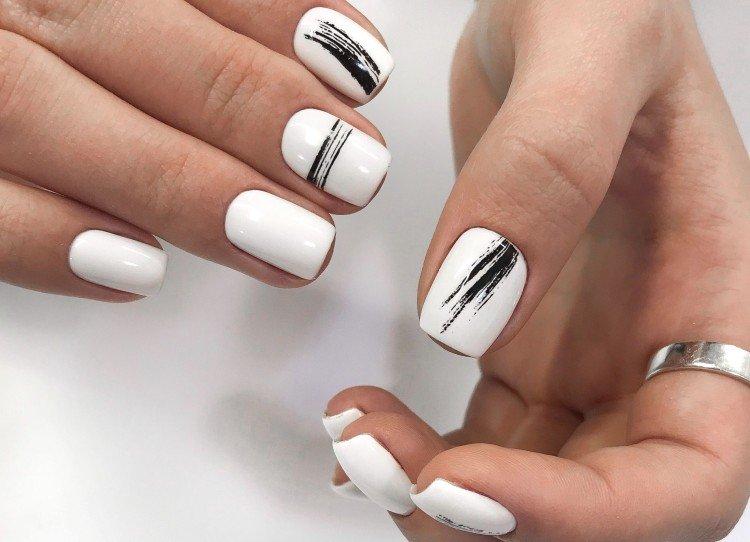 Manucure blanche avec des dessins