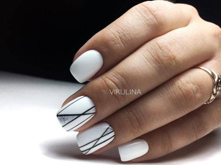 Manucure blanche avec des dessins