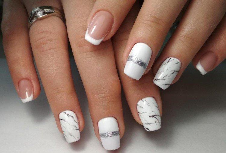 Manucure blanche avec des taches