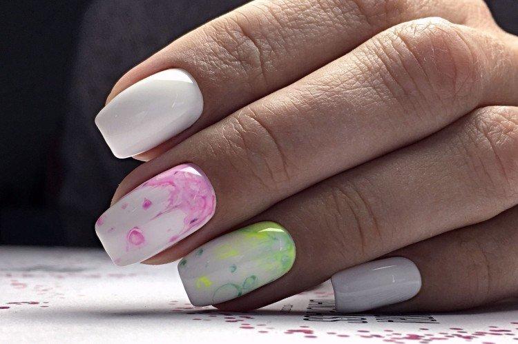 Manucure blanche à l'aquarelle