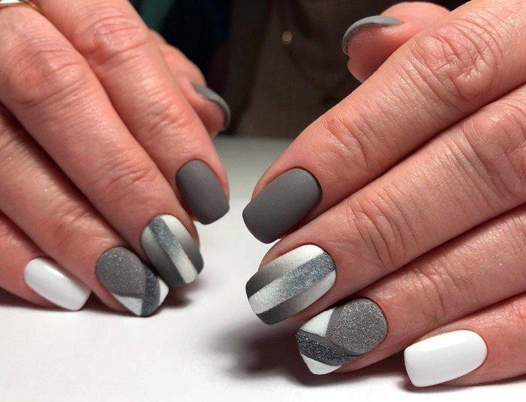 Manucure blanche avec du gris