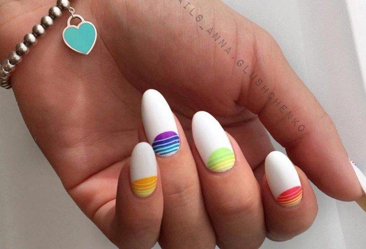 Manucure blanche aux couleurs vives