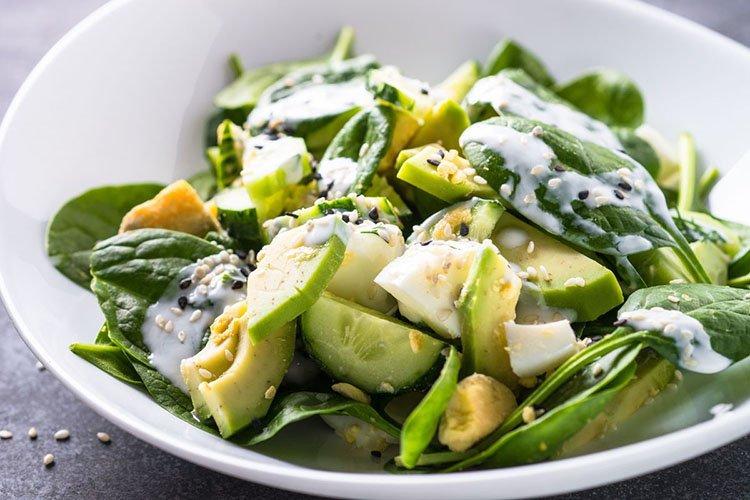 Salade d'épinards et d'avocats