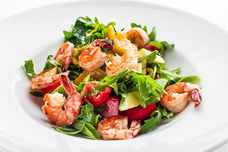 Salade tiède de saumon rose bouilli et crevettes frites