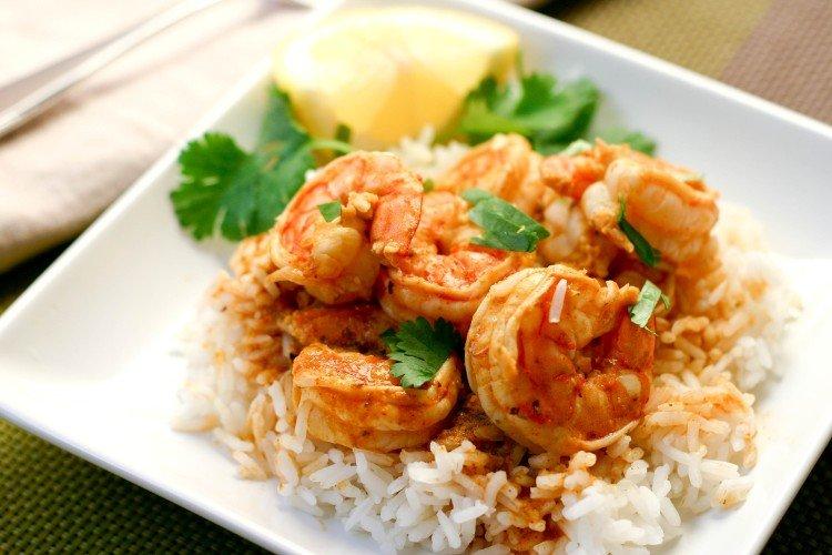 Salade de riz, crevettes et poisson rouge