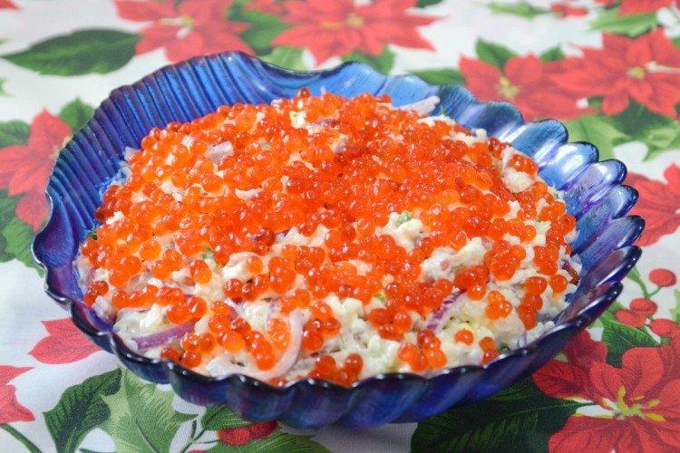 Salade au caviar rouge, saumon et crevettes