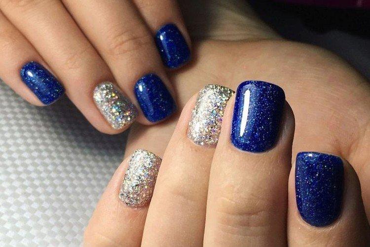 Manucure à paillettes bleues