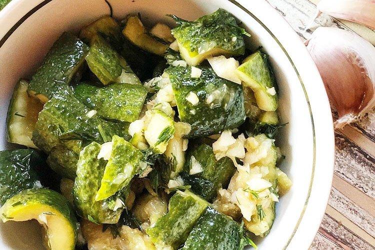 Salade épicée de concombres frais