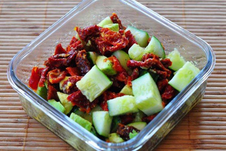 Salade de concombres et tomates séchées