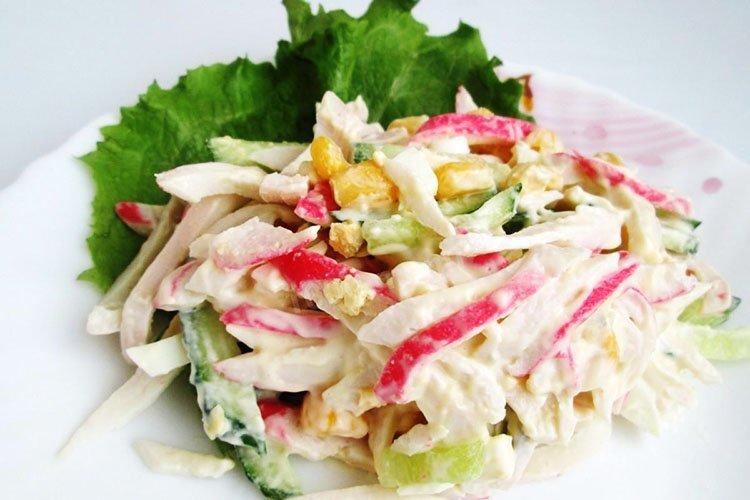 Salade de crabe des neiges aux concombres et crème sure