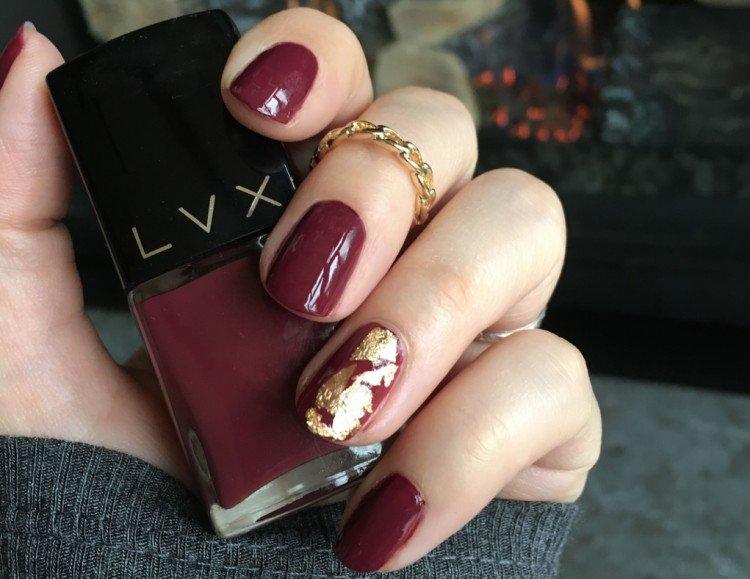 Manucure bourguignonne avec papier d'aluminium