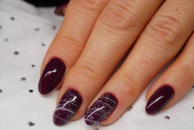 Manucure bourguignonne avec toile d'araignée