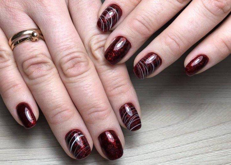 Manucure bourguignonne avec toile d'araignée