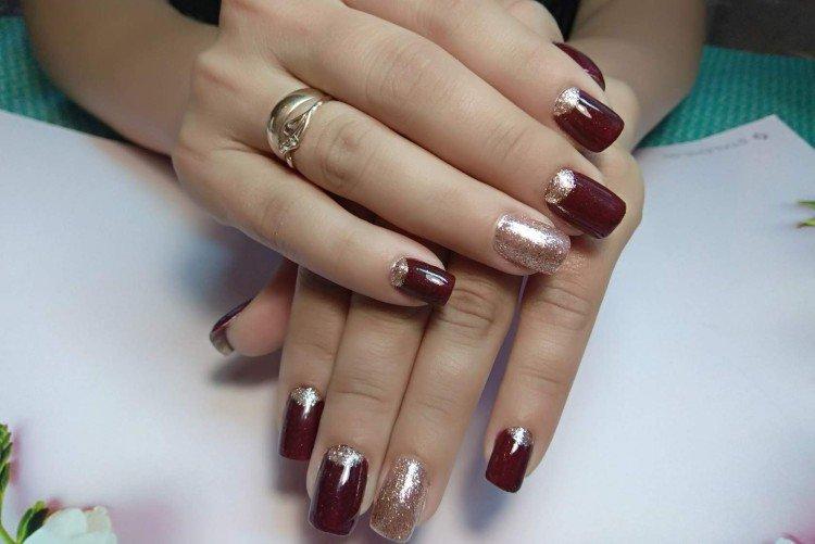 Veste bordeaux et manucure lune