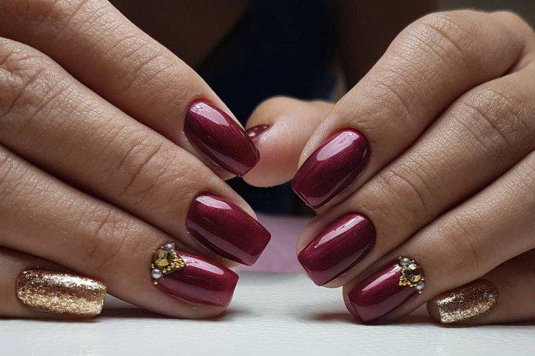 Manucure bordeaux avec de l'or