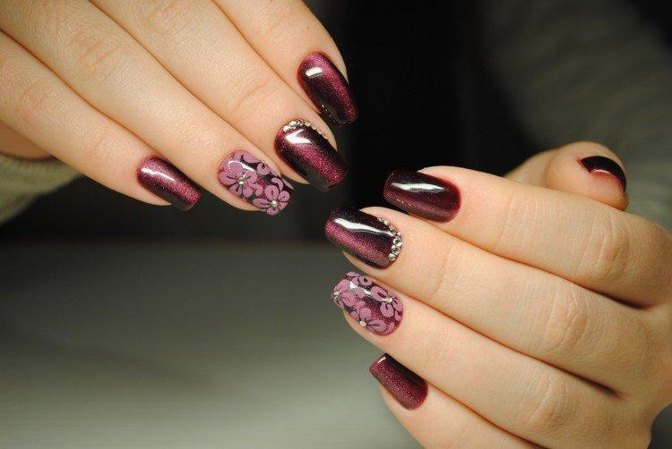 Manucure oeil de chat bordeaux