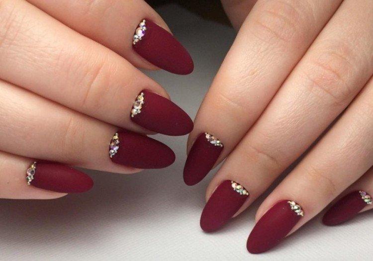 Manucure foncée mate