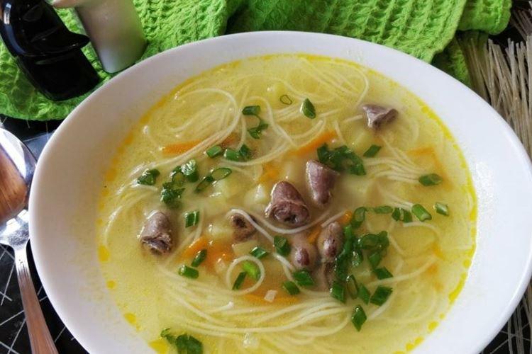 Soupe aux coeurs de poulet et nouilles