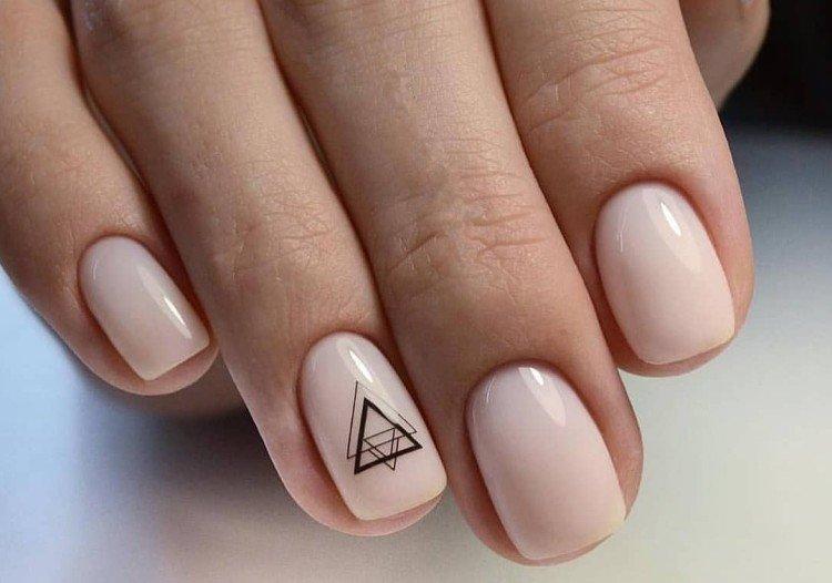 Manucure au lait avec estampage