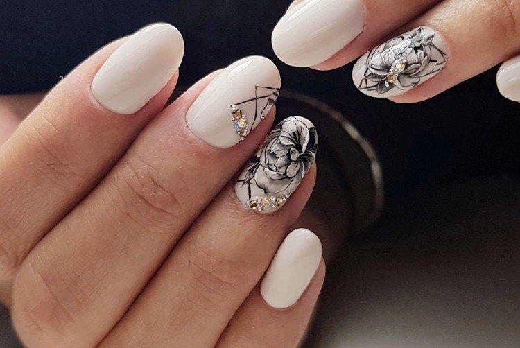 Manucure laiteuse avec du noir