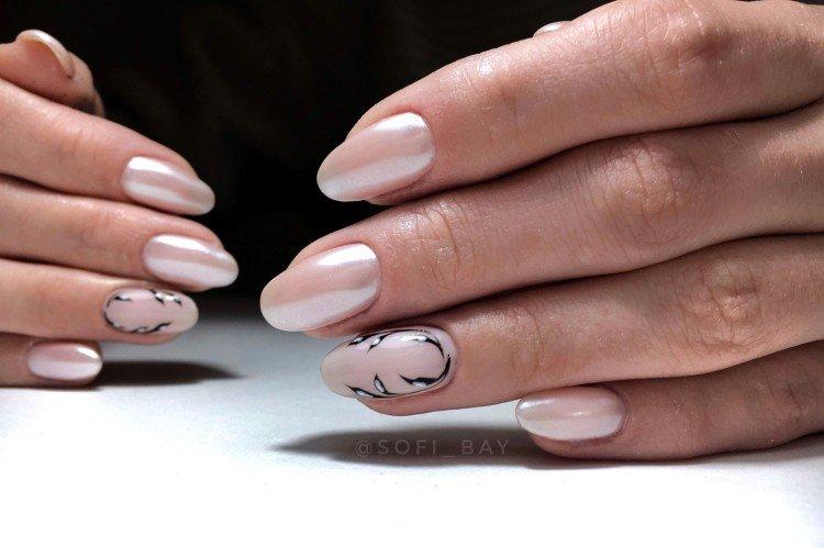 Manucure au lait avec frotter