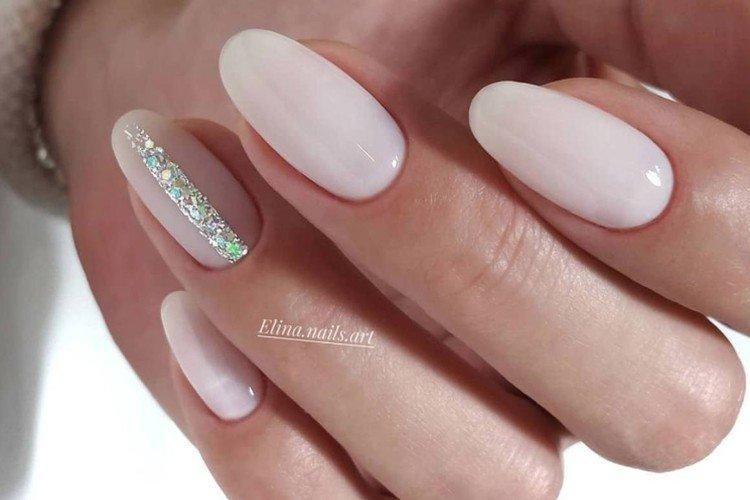 Manucure pailletée au lait