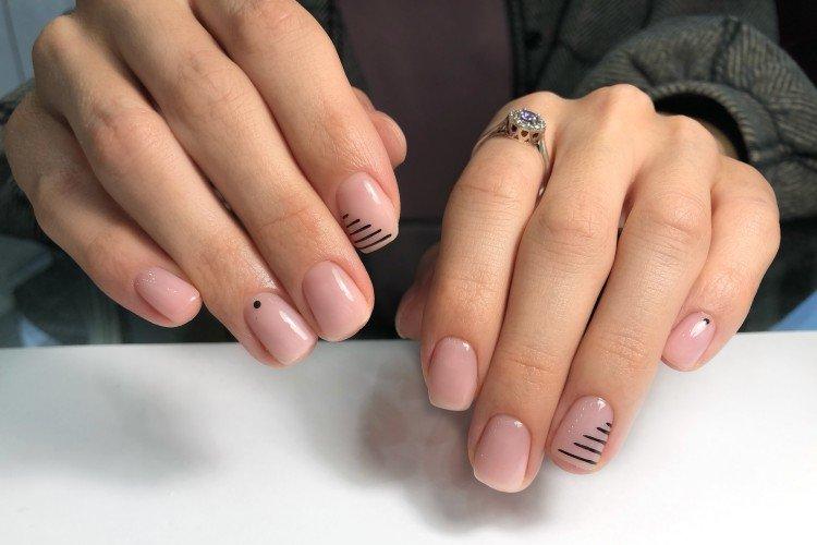 Manucure nude pour ongles carrés