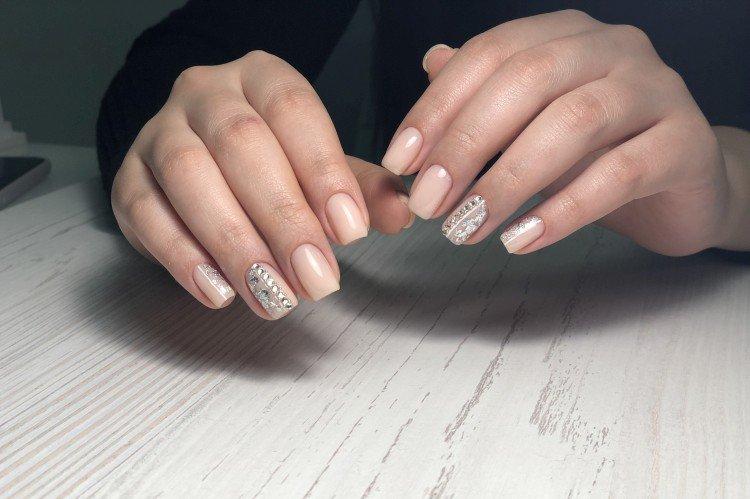 Manucure nude pour ongles carrés