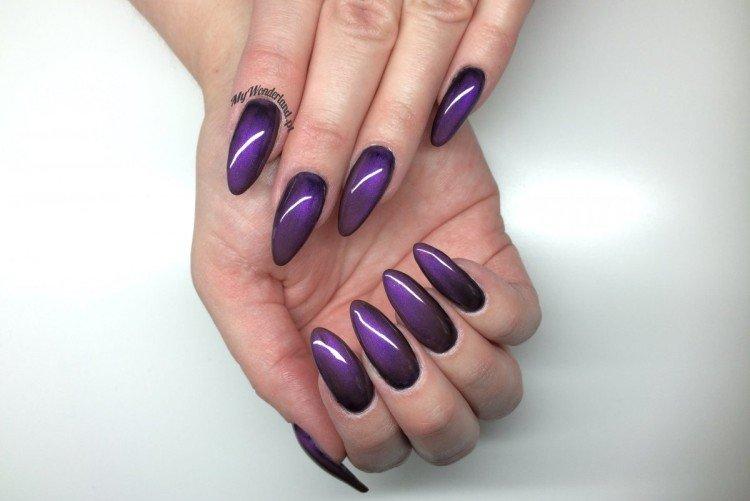 Manucure oeil de chat violet