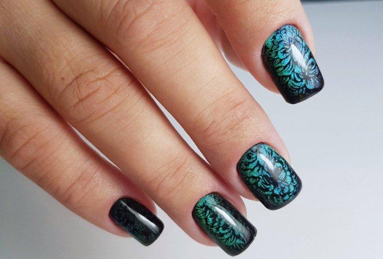 Manucure oeil de chat avec estampage