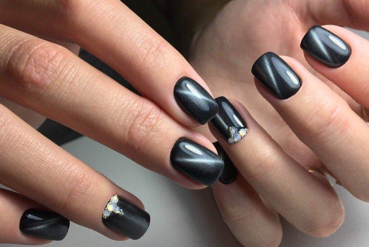 Manucure oeil de chat noir