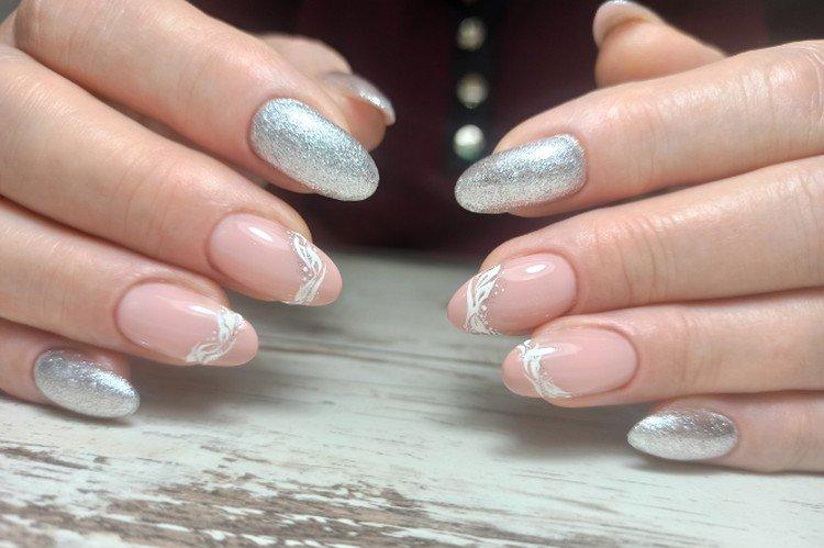 Manucure à paillettes d'argent