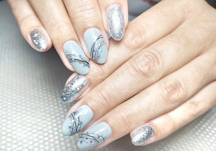 Manucure pailletée et toile d'araignée