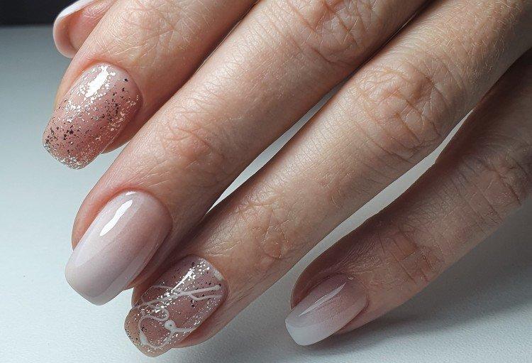 Manucure nue avec des paillettes