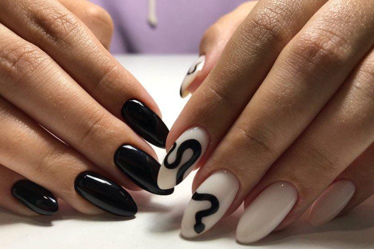 Manucure foncée avec beige et laiteux