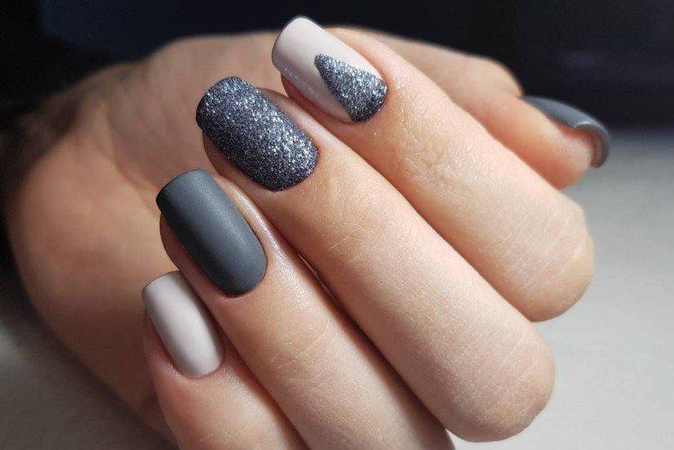 Manucure gris foncé