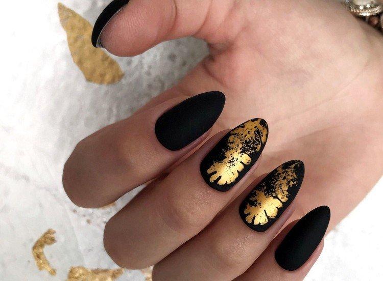 Manucure sombre avec du papier d'aluminium