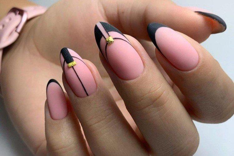 Manucure française foncée et lune