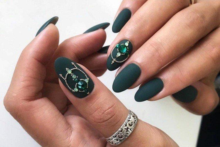Manucure sombre - photos et idées