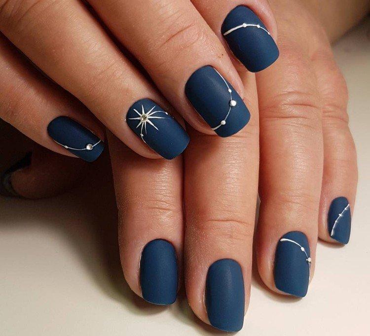 Manucure sombre - photos et idées