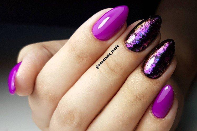 Manucure violette avec papier d'aluminium