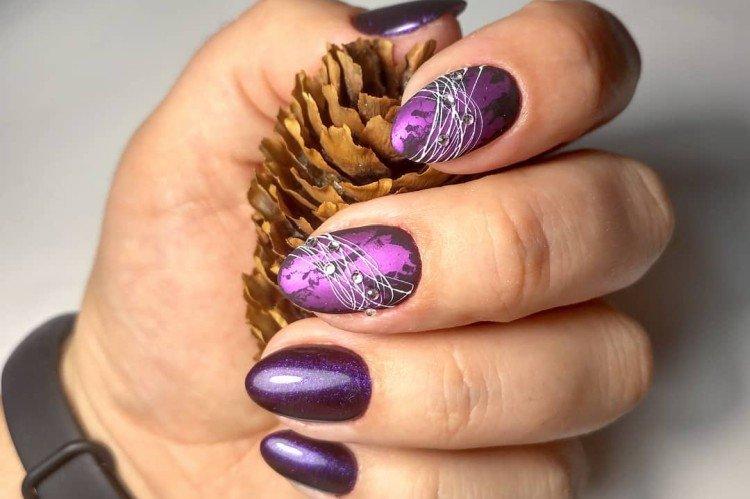 Manucure toile d'araignée violette