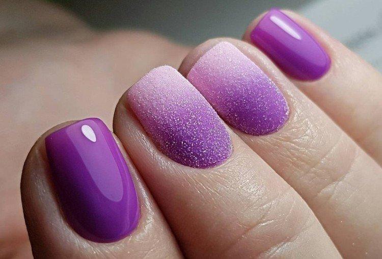 Manucure violet volumétrique